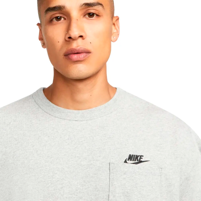NIKE SPORTSWEAR PREMIUM ESSENTIALS MENS POCKET T-SHIRT GREY